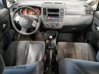 2009 Nissan Versa 1.6 z VIN 3N1CC11E49L458857, wystawiony jako Copart lot #59195275 z przebiegiem 100 351 mil mil oraz Szkoda całkowita • Salvage title. Historia ofert i sprzedaży dostępna na DreamBid. Obrazek 8.