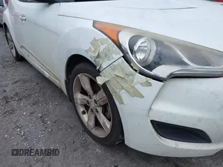 2013 Hyundai Veloster w/Black Int с VIN KMHTC6AD9DU155259, выставлен на аукционе IAAI как лот 42361365 с пробегом 261 896 миль миль и . История ставок и продаж доступна на DreamBid. Изображение 6.
