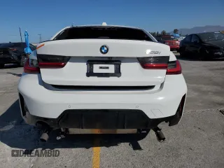 2023 BMW 3 Series 330i z VIN 3MW69FF08P8D73326, wystawiony jako Copart lot #57511995 z przebiegiem Nie podano mil oraz Czysty tytuł • Clean title. Historia ofert i sprzedaży dostępna na DreamBid. Obrazek 6.