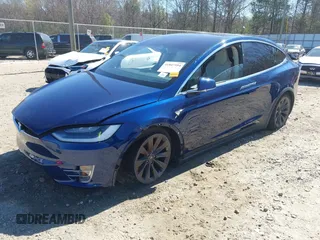 2017 Tesla Model X 90D z VIN 5YJXCBE26HF079022, wystawiony jako IAAI lot #41847954 z przebiegiem 74 940 mil mil oraz . Historia ofert i sprzedaży dostępna na DreamBid. Obrazek 2.