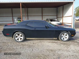 2013 Dodge Challenger SXT z VIN 2C3CDYAG0DH511323, wystawiony jako IAAI lot #41369796 z przebiegiem Nie podano mil oraz . Historia ofert i sprzedaży dostępna na DreamBid. Obrazek 13.