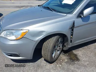2013 Chrysler 200 Touring z VIN 1C3CCBBB9DN542645, wystawiony jako IAAI lot #42298710 z przebiegiem 114 317 mil mil oraz . Historia ofert i sprzedaży dostępna na DreamBid. Obrazek 6.
