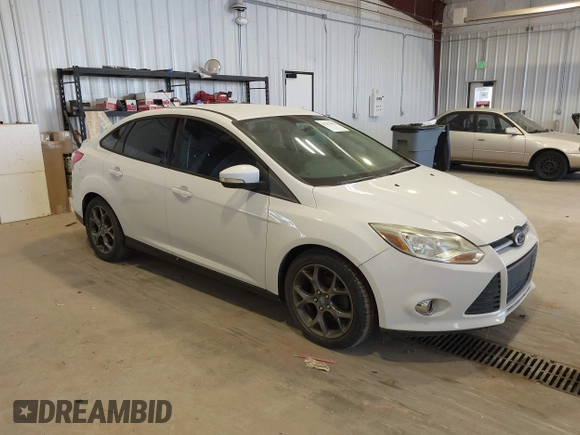 2013 Ford Focus SE z VIN 1FADP3F2XDL255868, wystawiony jako IAAI lot #42267492 z przebiegiem 144 640 mil mil oraz . Historia ofert i sprzedaży dostępna na DreamBid. Obrazek 1.