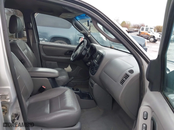 2002 Ford Escape Limited with VIN 1FMCU04152KA38640, listed as a IAAI auction lot 41895674 with 106,449 mi miles. Bid and sale history available at carsss.com. Image 5.