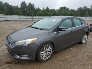 2018 Ford Focus Titanium z VIN 1FADP3N21JL295883, wystawiony jako Copart lot #59051015 z przebiegiem 43 284 mil mil oraz Szkoda całkowita • Salvage title. Historia ofert i sprzedaży dostępna na DreamBid. Obrazek 1.