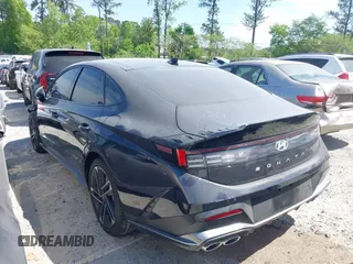 2025 Hyundai Sonata N Line z VIN KMHL54JC0SA430778, wystawiony jako IAAI lot #42082731 z przebiegiem 6 769 mil mil oraz . Historia ofert i sprzedaży dostępna na DreamBid. Obrazek 3.