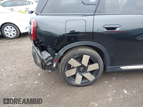 2025 MINI Countryman S z VIN WMZ23GA06S7P27483, wystawiony jako IAAI lot #42043477 z przebiegiem 3 781 mil mil oraz . Historia ofert i sprzedaży dostępna na DreamBid. Obrazek 6.