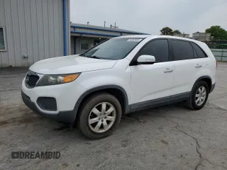 2012 Kia Sorento LX z VIN 5XYKT3A15CG226638, wystawiony jako Copart lot #54353655 z przebiegiem 177 585 mil mil oraz Szkoda całkowita • Salvage title. Historia ofert i sprzedaży dostępna na DreamBid. Obrazek 1.