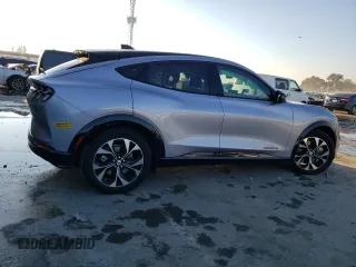 2022 Ford Mustang Mach-E Premium z VIN 3FMTK3SU7NMA29956, wystawiony jako Copart lot #71764142 z przebiegiem 1 863 mil mil oraz . Historia ofert i sprzedaży dostępna na DreamBid. Obrazek 3.