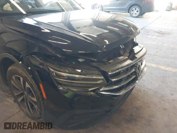 2023 Volkswagen Tiguan S z VIN 3VVRB7AX6PM069001, wystawiony jako IAAI lot #41193316 z przebiegiem 21 586 mil mil oraz . Historia ofert i sprzedaży dostępna na DreamBid. Obrazek 20.