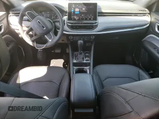 2023 Jeep Compass Latitude Lux z VIN 3C4NJDFNXPT571635, wystawiony jako Copart lot #49438395 z przebiegiem 12 019 mil mil oraz Szkoda całkowita • Salvage title. Historia ofert i sprzedaży dostępna na DreamBid. Obrazek 8.