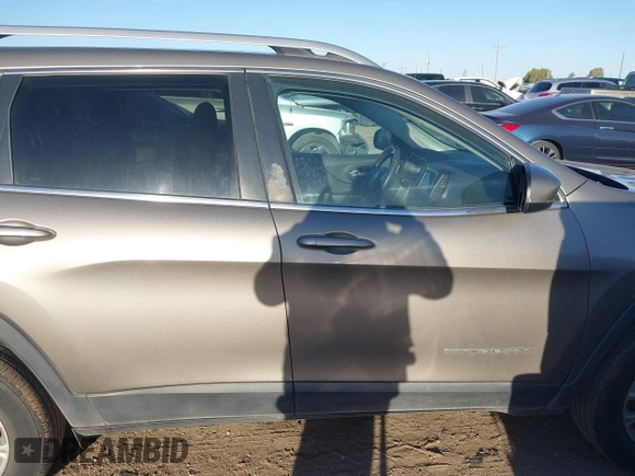2019 Jeep Cherokee Latitude with VIN 1C4PJMCX7KD127657, listed as a IAAI auction lot 41756436 with 117,483 mi miles. Bid and sale history available at carsss.com. Image 13.