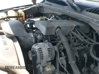 2000 Chevrolet Silverado 1500 LS z VIN 1GCEK19V4YZ295843, wystawiony jako IAAI lot #42091182 z przebiegiem 260 375 mil mil oraz . Historia ofert i sprzedaży dostępna na DreamBid. Obrazek 12.