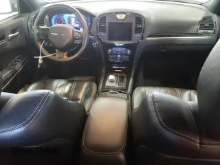 2020 Chrysler 300 S z VIN 2C3CCABGXLH145751, wystawiony jako Copart lot #46607105 z przebiegiem 75 546 mil mil oraz Szkoda całkowita • Salvage title. Historia ofert i sprzedaży dostępna na DreamBid. Obrazek 8.