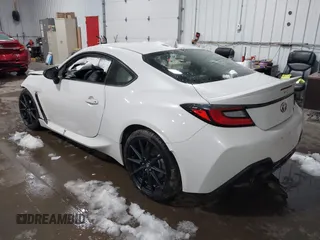 2023 Toyota 86 Premium z VIN JF1ZNBE1XP9765718, wystawiony jako IAAI lot #41945549 z przebiegiem 12 942 mil mil oraz . Historia ofert i sprzedaży dostępna na DreamBid. Obrazek 3.