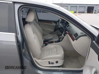 2013 Volkswagen Passat SEL Premium z VIN 1VWCN7A39DC058142, wystawiony jako IAAI lot #42369150 z przebiegiem 127 302 mil mil oraz . Historia ofert i sprzedaży dostępna na DreamBid. Obrazek 5.