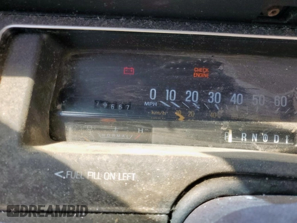 1991 Ford Crown Victoria z VIN 2FACP74FXMX135645, wystawiony jako Copart lot #52527135 z przebiegiem 79 667 mil mil oraz Czysty tytuł • Clean title. Historia ofert i sprzedaży dostępna na DreamBid. Obrazek 9.