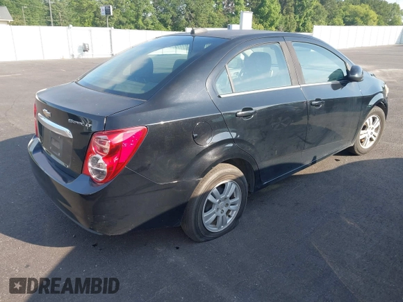 2016 Chevrolet Sonic LT z VIN 1G1JC5SH0G4108237, wystawiony jako IAAI lot #42413352 z przebiegiem 196 185 mil mil oraz . Historia ofert i sprzedaży dostępna na DreamBid. Obrazek 4.