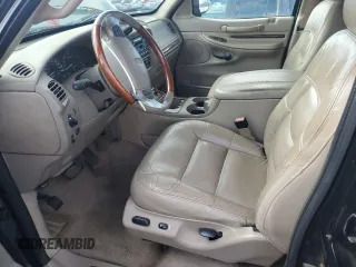 2001 Lincoln Navigator z VIN 5LMFU28R01LJ32925, wystawiony jako Copart lot #83013504 z przebiegiem 132 750 mil mil oraz Szkody całkowita. Historia ofert i sprzedaży dostępna na DreamBid. Obrazek 7.