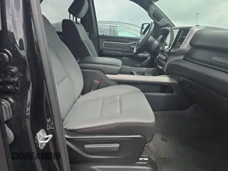 2023 Ram 1500 Big Horn z VIN 1C6RRFFG0PN574736, wystawiony jako IAAI lot #42832753 z przebiegiem 110 691 mil mil oraz . Historia ofert i sprzedaży dostępna na DreamBid. Obrazek 13.