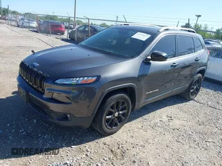2016 Jeep Cherokee Latitude z VIN 1C4PJLCB5GW264607, wystawiony jako IAAI lot #42275637 z przebiegiem 64 264 mil mil oraz . Historia ofert i sprzedaży dostępna na DreamBid. Obrazek 2.