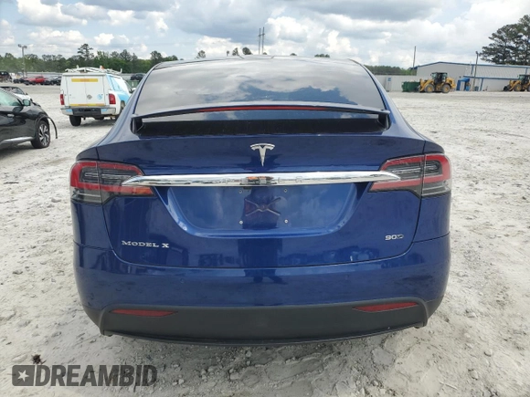 2016 Tesla Model X 70D z VIN 5YJXCBE27GF007972, wystawiony jako Copart lot #53945325 z przebiegiem 83 395 mil mil oraz Szkody całkowita. Historia ofert i sprzedaży dostępna na DreamBid. Obrazek 6.