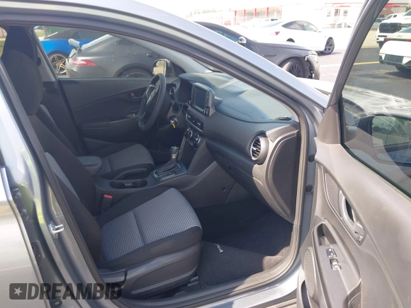 2021 Hyundai Kona SE z VIN KM8K12AA8MU665778, wystawiony jako IAAI lot #42364155 z przebiegiem 63 713 mil mil oraz . Historia ofert i sprzedaży dostępna na DreamBid. Obrazek 5.