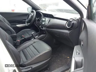 2020 Nissan Kicks SR z VIN 3N1CP5DV9LL494266, wystawiony jako IAAI lot #41699485 z przebiegiem 74 070 mil mil oraz . Historia ofert i sprzedaży dostępna na DreamBid. Obrazek 5.