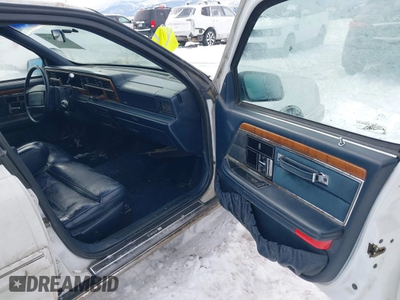 1991 Lincoln Continental with VIN 1LNCM9745MY632946, listed as a IAAI auction lot 41561785 with 124,186 mi miles and . Bid and sale history available at DreamBid. Image 5.