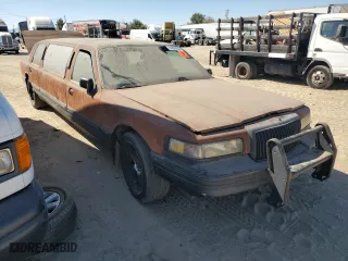 1997 Lincoln Town Car Executive with VIN 1LNLM81W0VY678786, listed as a Copart auction lot 64906284 with 0 mi miles and Salvage Title. Bid and sale history available at carsss.com. Image 4.