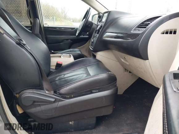 2015 Chrysler Town & Country Touring with VIN 2C4RC1BG0FR706902, listed as a IAAI auction lot 42079036 with 316,041 mi miles. Bid and sale history available at carsss.com. Image 5.