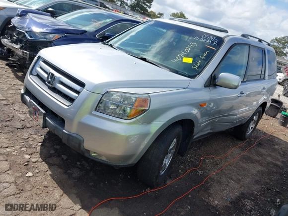2008 Honda Pilot SE with VIN 5FNYF28338B030585, listed as a IAAI auction lot 40740293 with 210,626 mi miles. Bid and sale history available at carsss.com. Image 2.