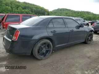 2014 Chrysler 300 S z VIN 2C3CCAGG1EH297607, wystawiony jako Copart lot #56889285 z przebiegiem 136 485 mil mil oraz Szkoda całkowita • Salvage title. Historia ofert i sprzedaży dostępna na DreamBid. Obrazek 3.