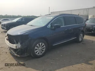 2017 Chrysler Pacifica Touring L z VIN 2C4RC1BG3HR745308, wystawiony jako Copart lot #59537385 z przebiegiem 109 644 mil mil oraz Szkoda całkowita • Salvage title. Historia ofert i sprzedaży dostępna na DreamBid. Obrazek 1.