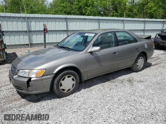 2000 Toyota Camry CE z VIN 4T1BG22K5YU013891, wystawiony jako Copart lot #56693255 z przebiegiem 248 922 mil mil oraz Szkoda całkowita • Salvage title. Historia ofert i sprzedaży dostępna na DreamBid. Obrazek 1.