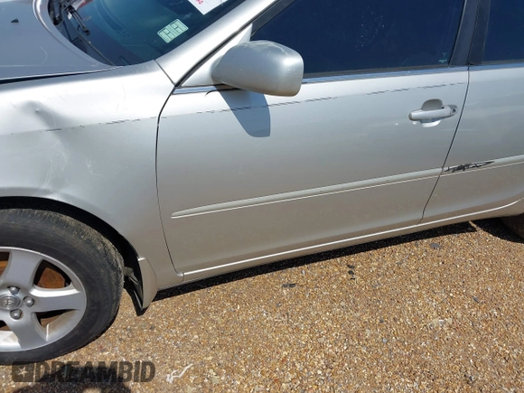 2003 Toyota Camry LE z VIN 4T1BF32K03U561492, wystawiony jako IAAI lot #41607321 z przebiegiem 171 920 mil mil oraz . Historia ofert i sprzedaży dostępna na DreamBid. Obrazek 17.
