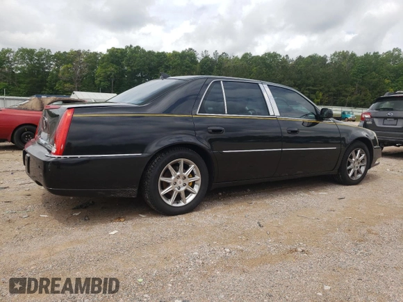 2011 Cadillac DTS Luxury Collection z VIN 1G6KD5E62BU112658, wystawiony jako Copart lot #56920935 z przebiegiem 141 550 mil mil oraz Tytuł czysty. Historia ofert i sprzedaży dostępna na DreamBid. Obrazek 3.