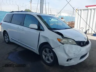 2017 Toyota Sienna LE Auto Access Seat с VIN 5TDKZ3DC5HS796175, выставлен на аукционе IAAI как лот 41836998 с пробегом 134 256 миль миль и . История ставок и продаж доступна на DreamBid. Изображение 1.