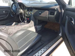1999 Mercedes-Benz SLK 230/320 z VIN WDBKK47F7XF126995, wystawiony jako IAAI lot #42453023 z przebiegiem 215 676 mil mil oraz . Historia ofert i sprzedaży dostępna na DreamBid. Obrazek 5.