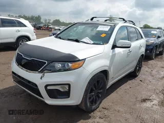 2012 Kia Sorento SX z VIN 5XYKWDA23CG231228, wystawiony jako IAAI lot #42366536 z przebiegiem 154 627 mil mil oraz . Historia ofert i sprzedaży dostępna na DreamBid. Obrazek 2.