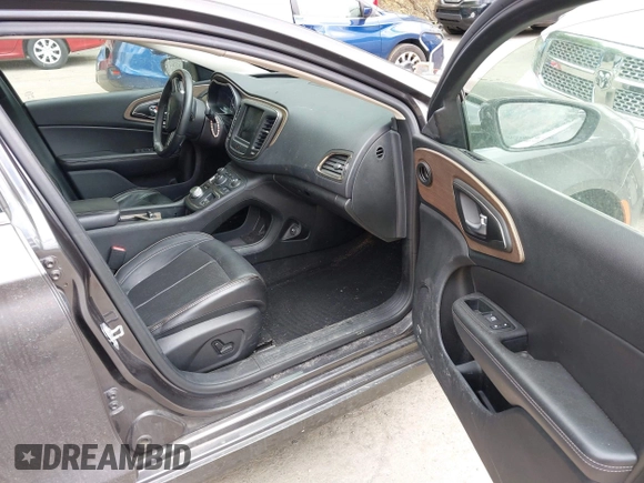 2015 Chrysler 200 C z VIN 1C3CCCEG4FN512713, wystawiony jako IAAI lot #42285227 z przebiegiem 109 379 mil mil oraz . Historia ofert i sprzedaży dostępna na DreamBid. Obrazek 5.