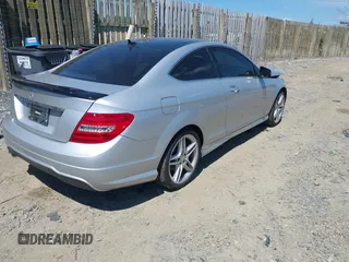 2014 Mercedes-Benz C 250 z VIN WDDGJ4HB2EG199369, wystawiony jako IAAI lot #42287574 z przebiegiem 19 774 mil mil oraz . Historia ofert i sprzedaży dostępna na DreamBid. Obrazek 4.