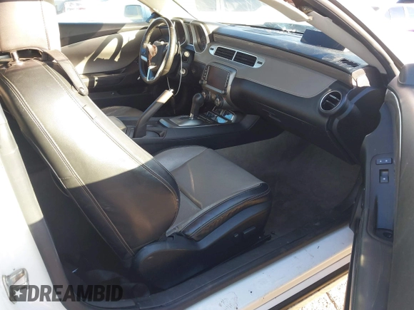 2014 Chevrolet Camaro LT z VIN 2G1FC1E39E9321549, wystawiony jako IAAI lot #41582840 z przebiegiem 129 495 mil mil oraz . Historia ofert i sprzedaży dostępna na DreamBid. Obrazek 5.