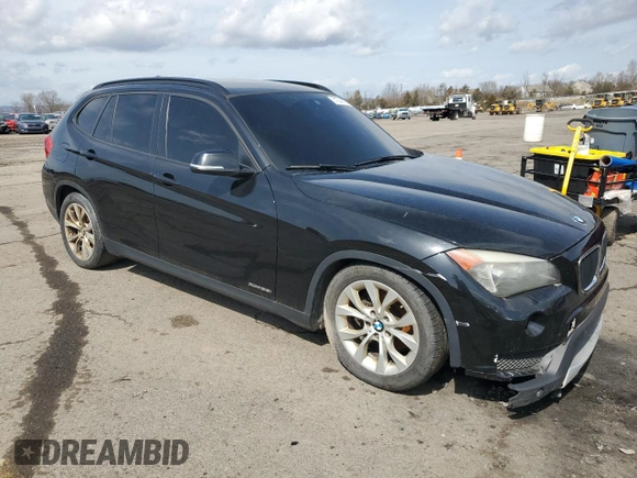 2014 BMW X1 xDrive28i z VIN WBAVL1C5XEVY20300, wystawiony jako Copart lot #51334275 z przebiegiem 175 652 mil mil oraz Tytuł czysty. Historia ofert i sprzedaży dostępna na DreamBid. Obrazek 4.