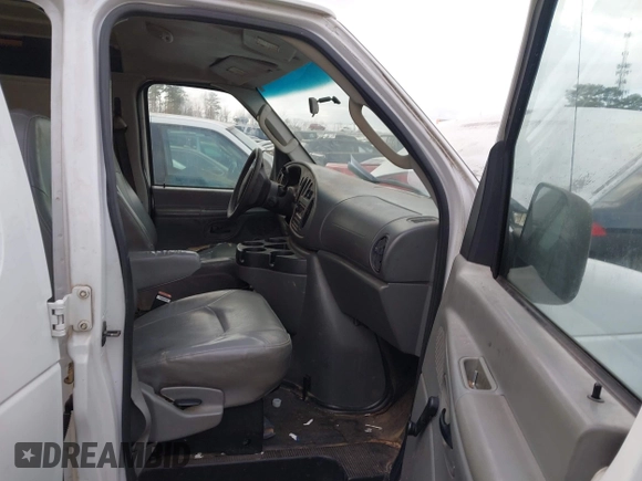 2006 Ford Econoline Cargo z VIN 1FTNE24LX6HB35472, wystawiony jako IAAI lot #41707889 z przebiegiem 259 379 mil mil oraz . Historia ofert i sprzedaży dostępna na DreamBid. Obrazek 5.