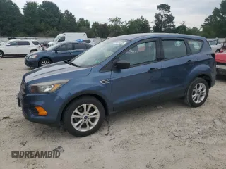 2018 Ford Escape S z VIN 1FMCU0F72JUA98816, wystawiony jako Copart lot #60410935 z przebiegiem 81 778 mil mil oraz Szkoda całkowita • Salvage title. Historia ofert i sprzedaży dostępna na DreamBid. Obrazek 1.