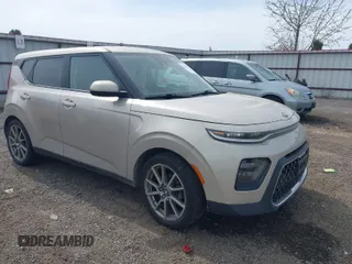 2020 Kia Soul EX with VIN KNDJ33AU1L7014239, listed as a IAAI auction lot 42014939 with 86,933 mi miles. Bid and sale history available at carsss.com. Image 1.