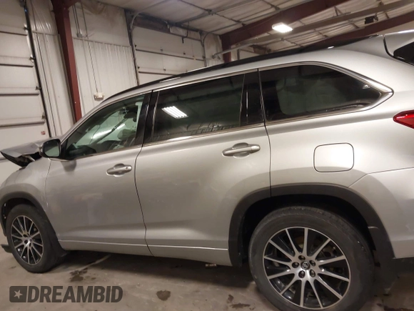 2018 Toyota Highlander SE z VIN 5TDJZRFH7JS551309, wystawiony jako IAAI lot #41801990 z przebiegiem 132 970 mil mil oraz . Historia ofert i sprzedaży dostępna na DreamBid. Obrazek 15.