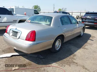 2002 Lincoln Town Car Executive z VIN 1LNHM81W12Y620302, wystawiony jako IAAI lot #41952738 z przebiegiem 83 062 mil mil oraz . Historia ofert i sprzedaży dostępna na DreamBid. Obrazek 4.