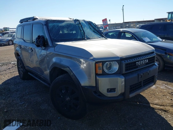 2024 Toyota Land Cruiser z VIN JTEABFAJ3RK001357, wystawiony jako IAAI lot #41206628 z przebiegiem 7060 mil mil oraz . Historia ofert i sprzedaży dostępna na DreamBid. Obrazek 1.